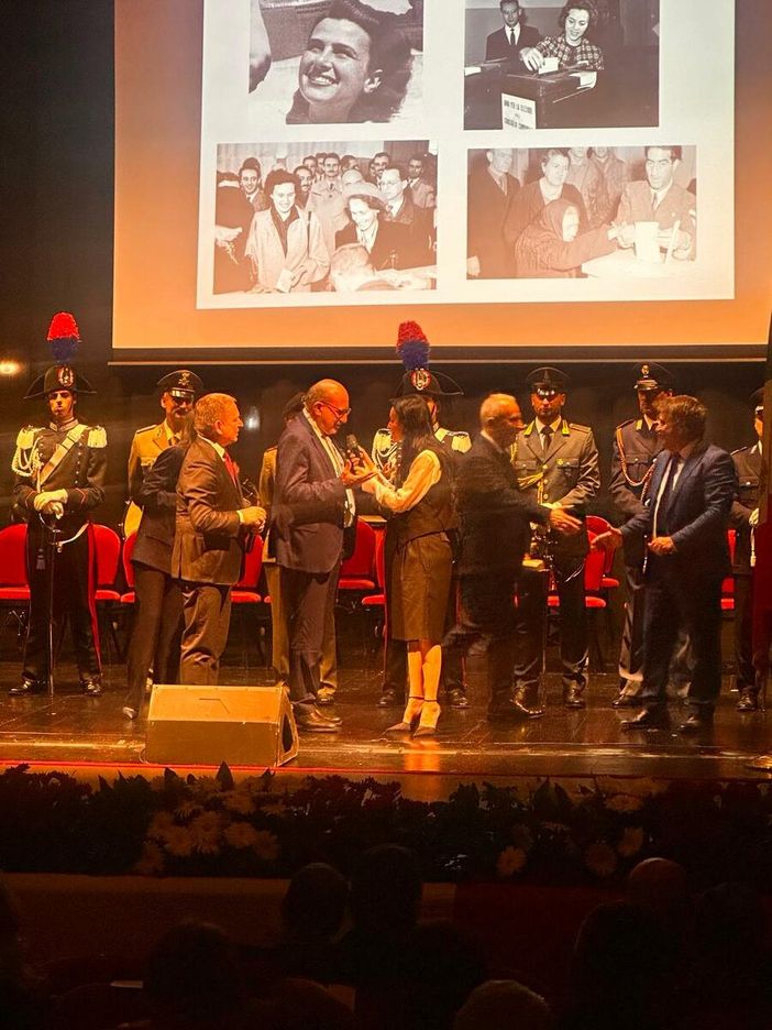 Arisa, cavaliere della Repubblica e cuore d'oro: concerto benefico a Potenza per una ragazza malata Arisa, cavaliere della Repubblica e cuore d'oro: concerto benefico a Potenza per una ragazza malata