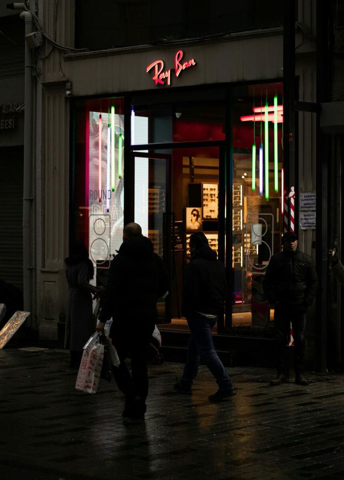 EssilorLuxottica firma accordo coi sindacati e adotta la settimana corta EssilorLuxottica firma accordo coi sindacati e adotta la settimana corta