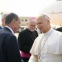 Papa Leone lascia Lampedusa, Schifani: "Giornata storica, la Sicilia c'è". Al Pontefice donata una triscele in ceramica