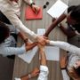 Giovani e lavoro, perché i manager non si cercano più: "Conscious unbossing" e il peso invisibile dei team che non si capiscono