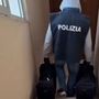 Nascondeva 65 kg droga in casa, 35enne romana tradita da passeggiate con il cane