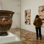 “Vortici”, alle Gallerie d’Italia di Napoli Worth dialoga con la ceramica antica