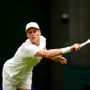 Sinner soffre al debutto a Wimbledon ma batte Kecmanovic in 5 set