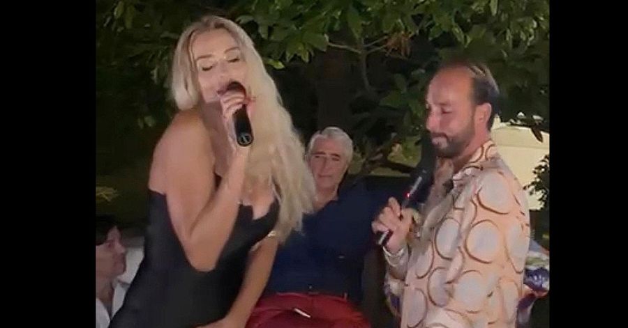 Michael Rothling e Valeria Marini “Stellari”, hanno infuocato la Versilia e sorpreso gli ospiti a casa dell’imprenditore Arturo Artom Michael Rothling e Valeria Marini “Stellari”, hanno infuocato la Versilia e sorpreso gli ospiti a casa dell’imprenditore Arturo Artom