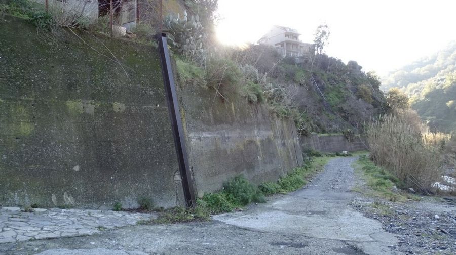 Dissesto idrogeologico, dal via ai lavori per salvare Mandanici: paratie e reti metalliche per fermare le frane