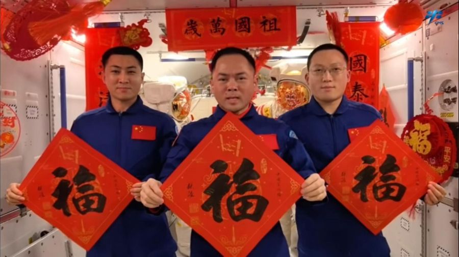 Cina, il Capodanno si festeggia anche a 400 chilometri di distanza dalla terra