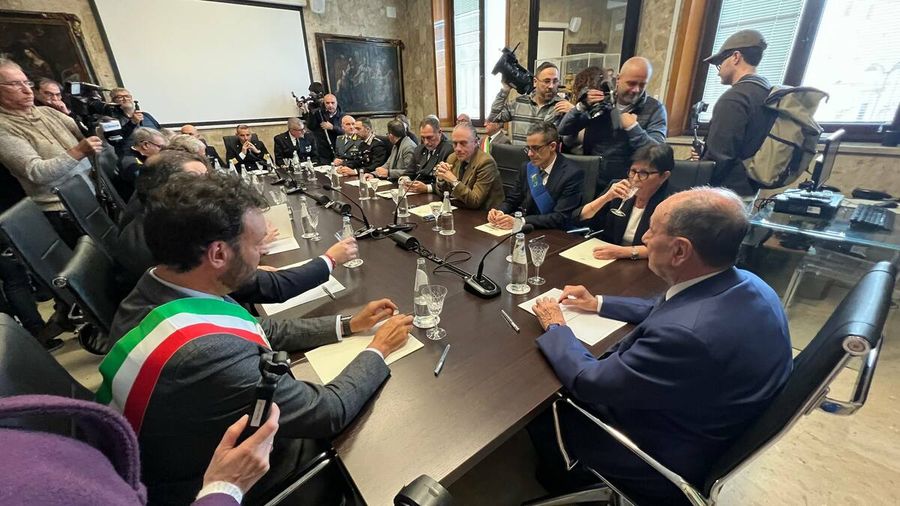 Dopo il ciclone Harry, Schifani a Siracusa promette risorse e velocità: "La scommessa sono i tempi" Dopo il ciclone Harry, Schifani a Siracusa promette risorse e velocità: "La scommessa sono i tempi"