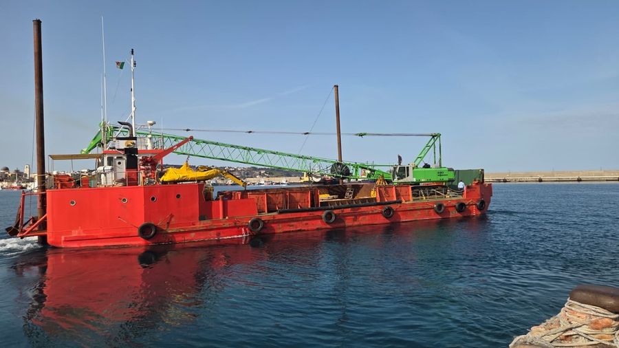 Maltempo, partono i lavori all'approdo di Stromboli. Via alla ricostruzione delle travi del molo di Scari