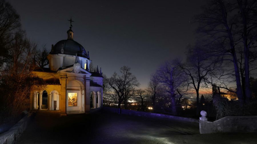 Oltre la grata: il Sacro Monte di Varese si svela in “pittografie” di metallo contorto a Buguggiate Oltre la grata: il Sacro Monte di Varese si svela in “pittografie” di metallo contorto a Buguggiate