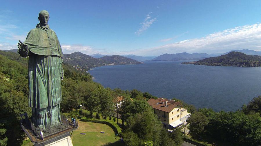 Caccia al tesoro (di storia) al Sancarlone: ad Arona i bambini scoprono il gigante del Lago Maggiore Caccia al tesoro (di storia) al Sancarlone: ad Arona i bambini scoprono il gigante del Lago Maggiore