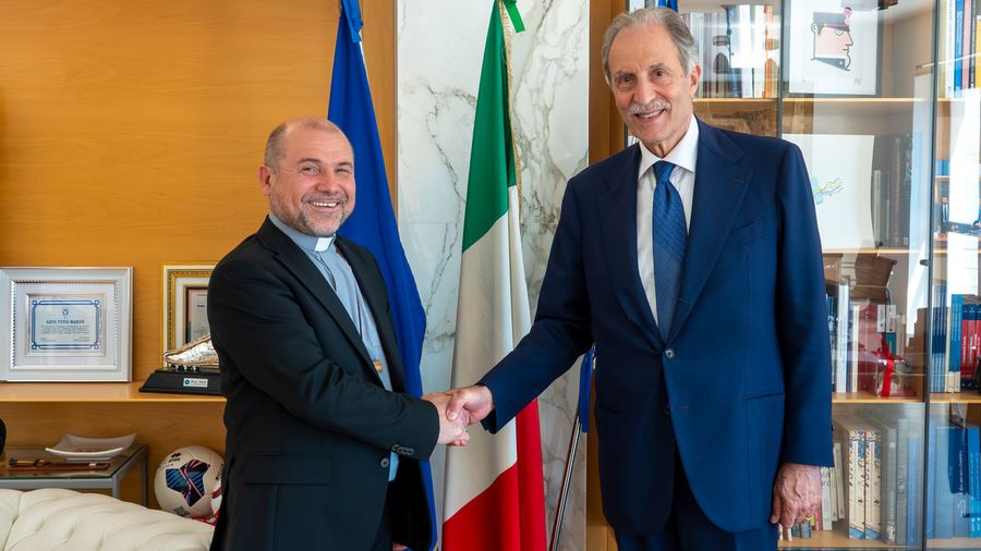 Bardi riceve monsignor Ambarus: "La sua nomina alla Caritas è un orgoglio per la Basilicata" Bardi riceve monsignor Ambarus: "La sua nomina alla Caritas è un orgoglio per la Basilicata"