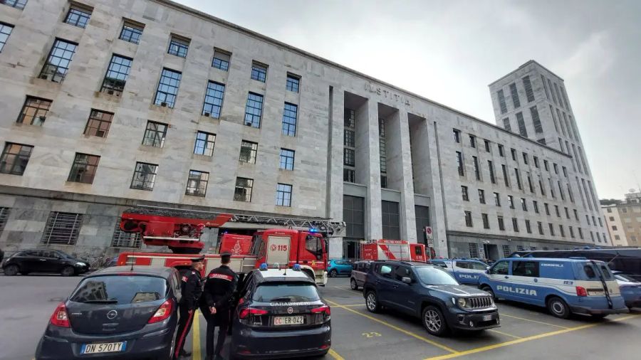 Allarme bomba al Palazzo di Giustizia di Milano Allarme bomba al Palazzo di Giustizia di Milano