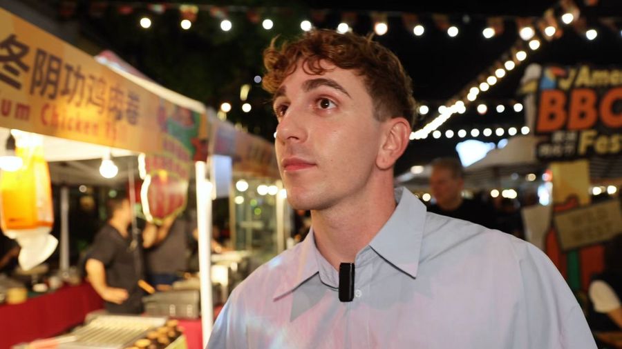 Cina, vlogger italiano alla scoperta della vita notturna a Shanghai