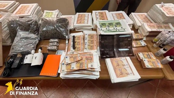 Stamperia clandestina scoperta nel Napoletano, un arresto Stamperia clandestina scoperta nel Napoletano, un arresto
