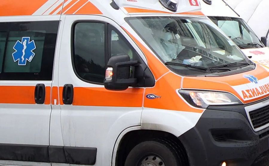 Dramma a Catanzaro, si getta dal balcone con i figli: muoiono mamma e due bimbi Dramma a Catanzaro, si getta dal balcone con i figli: muoiono mamma e due bimbi