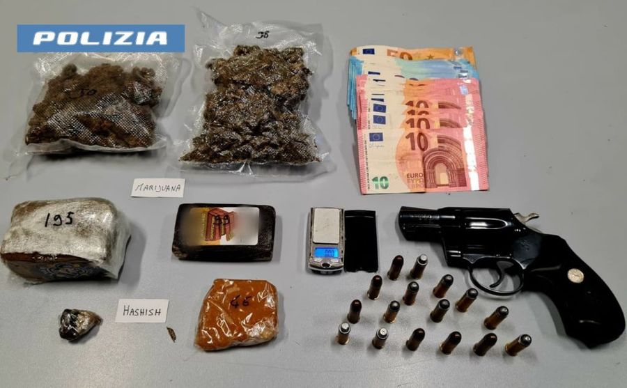 Droga, armi ed estorsioni a Reggio Calabria. Maxi blitz con 32 arresti Droga, armi ed estorsioni a Reggio Calabria. Maxi blitz con 32 arresti