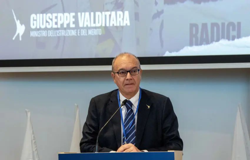Valditara “Sul divieto uso dei social per under 16 decide il Parlamento”