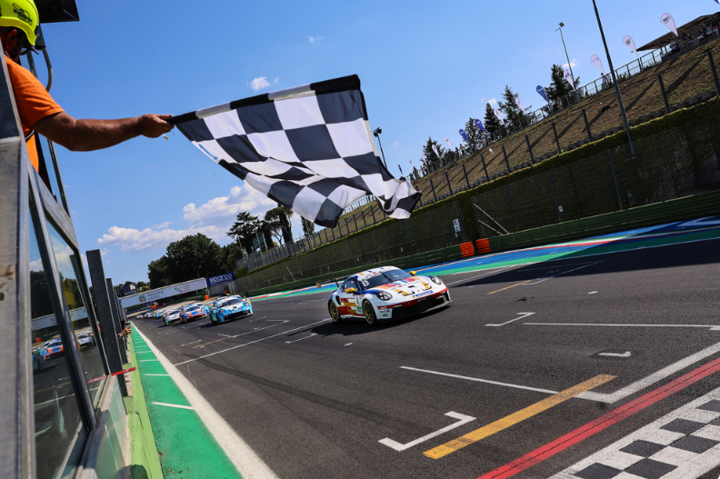 Vallelunga, Delli Guanti vince gara 1 della Porsche Carrera Cup: Bristot penalizzato, il campionato si riapre