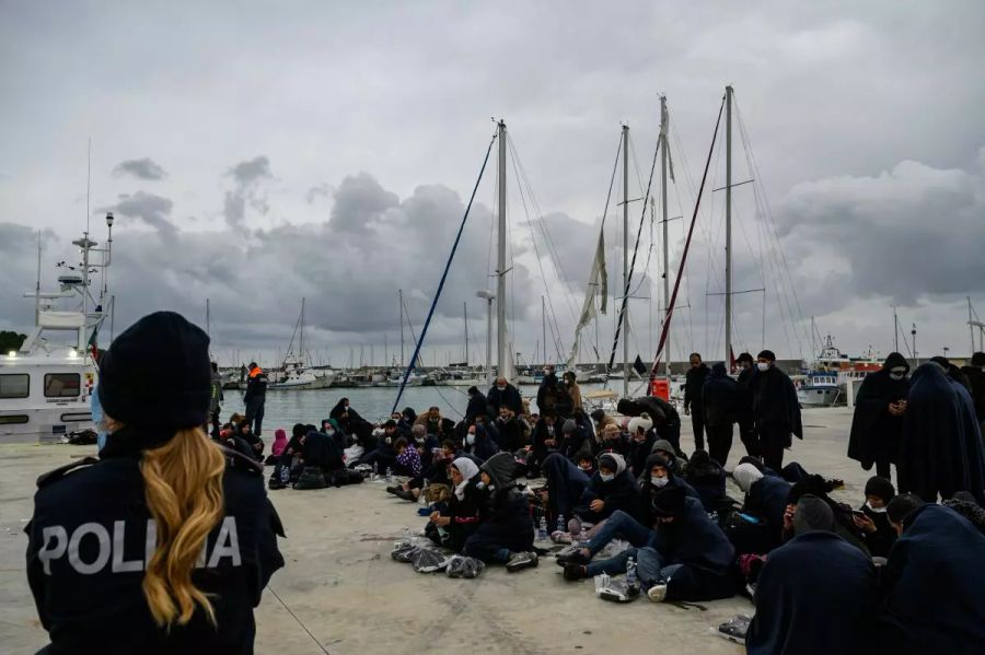 Migranti, fermati 6 presunti scafisti in Calabria Migranti, fermati 6 presunti scafisti in Calabria