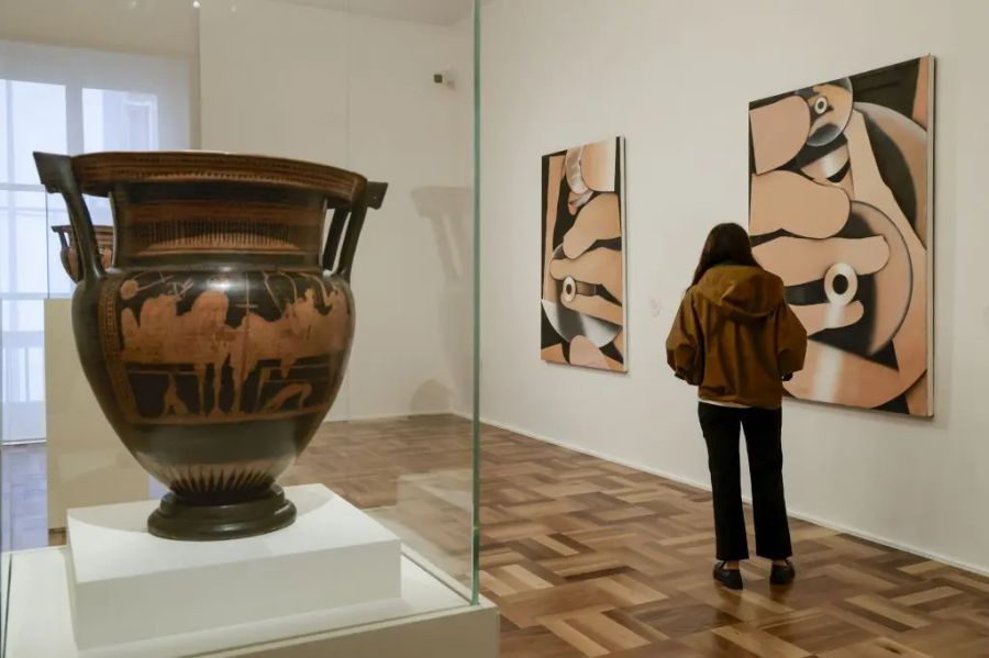 “Vortici”, alle Gallerie d’Italia di Napoli Worth dialoga con la ceramica antica “Vortici”, alle Gallerie d’Italia di Napoli Worth dialoga con la ceramica antica