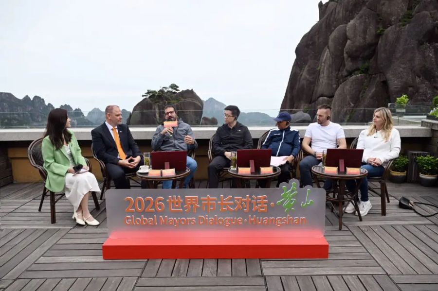Cina, un sindaco italiano parla di tradizioni e innovazione a Huangshan Cina, un sindaco italiano parla di tradizioni e innovazione a Huangshan