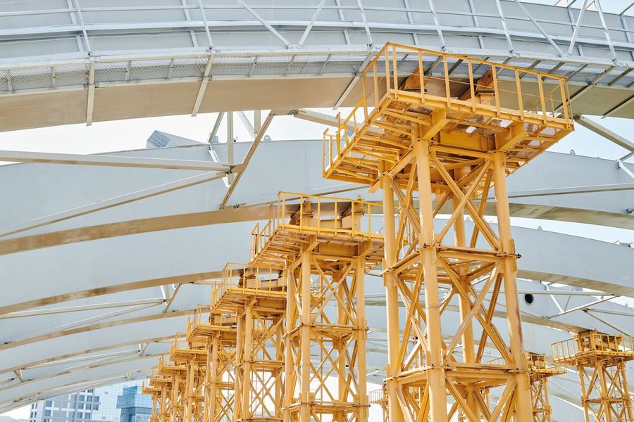 Energia, 13 miliardi per le reti: il piano che riattiva i cantieri del territorio Energia, 13 miliardi per le reti: il piano che riattiva i cantieri del territorio