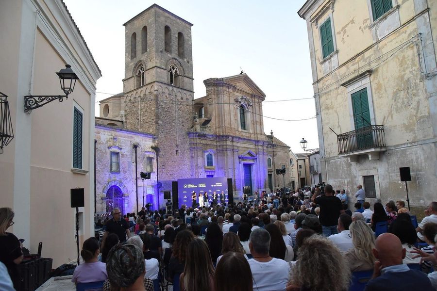 Irsina si accende con "Il Libro Possibile": Piazza Cattedrale gremita per la grande anteprima Irsina si accende con "Il Libro Possibile": Piazza Cattedrale gremita per la grande anteprima