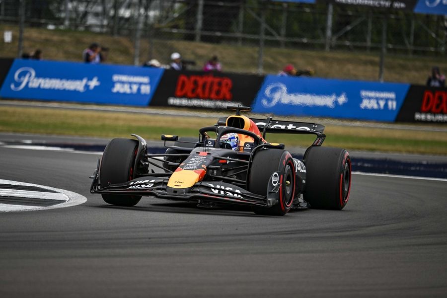 Pole Verstappen a Silverstone davanti a Piastri, Ferrari in terza fila