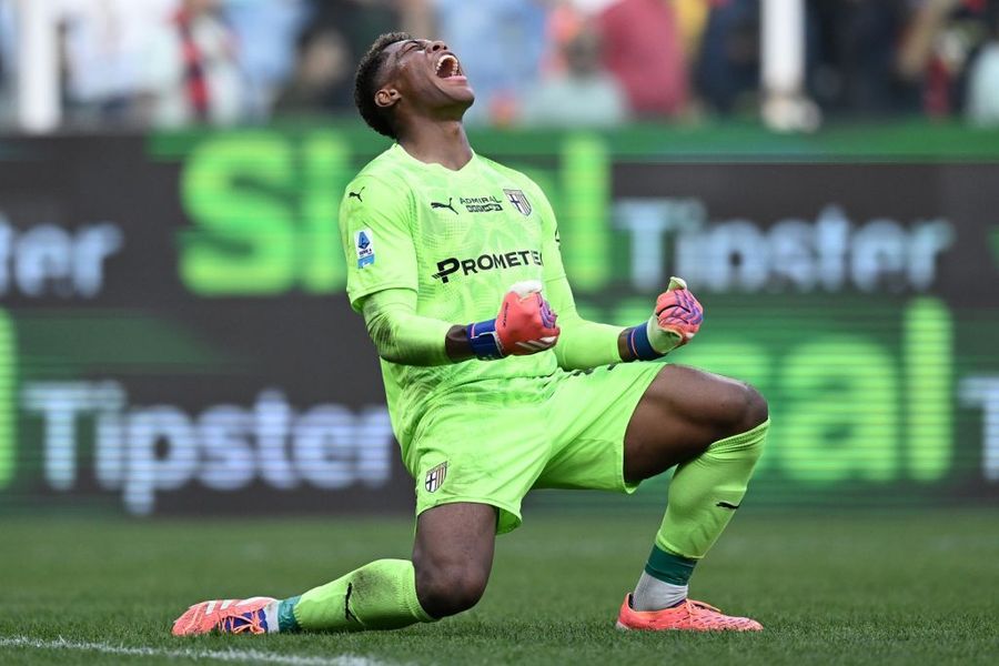 Suzuki para un rigore nel recupero, il Parma ferma il Genoa sullo 0-0 Suzuki para un rigore nel recupero, il Parma ferma il Genoa sullo 0-0