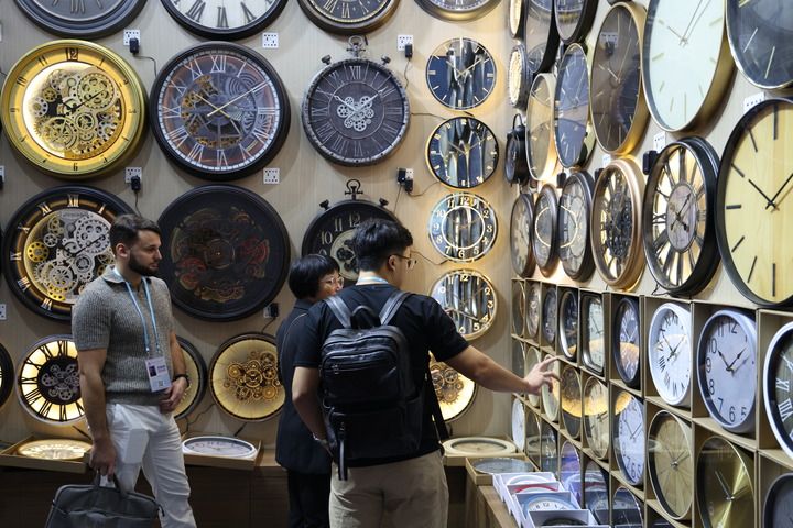 Cina: Fiera di Canton attira un numero record di acquirenti internazionali Cina: Fiera di Canton attira un numero record di acquirenti internazionali