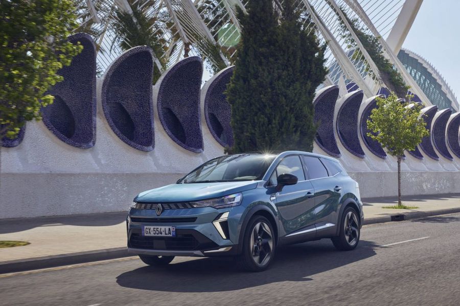 Renault Symbioz, spazio e tecnologia ibrida per la famiglia moderna Renault Symbioz, spazio e tecnologia ibrida per la famiglia moderna