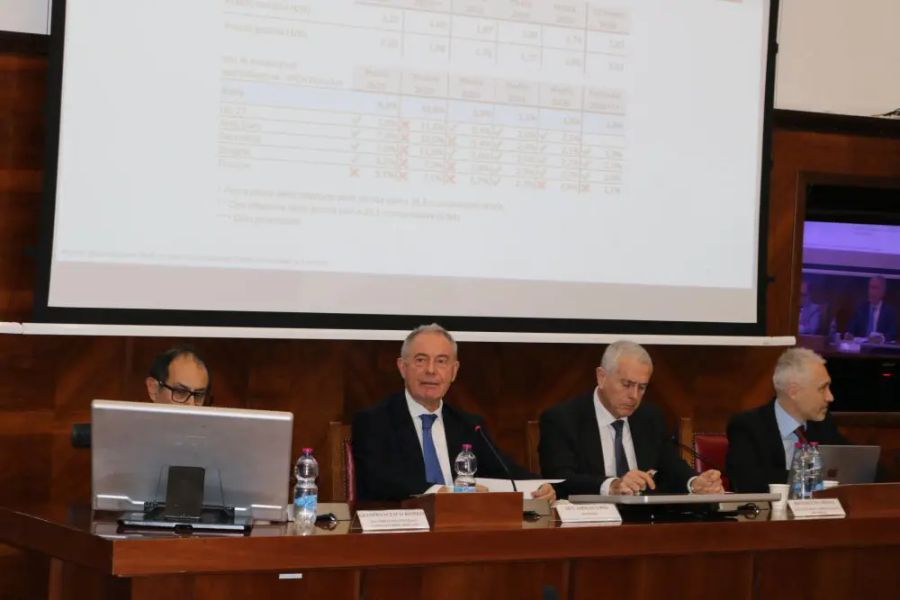 Carburanti, Urso “Taglio accise 2022 inefficace e troppo costoso” Carburanti, Urso “Taglio accise 2022 inefficace e troppo costoso”