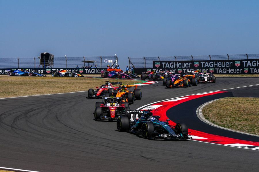 Russell vince la sprint race in Cina davanti a Leclerc e Hamilton Russell vince la sprint race in Cina davanti a Leclerc e Hamilton