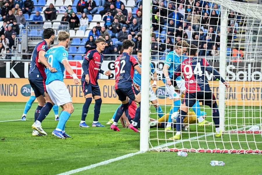 Basta McTominay, il Napoli vince di misura a Cagliari Basta McTominay, il Napoli vince di misura a Cagliari