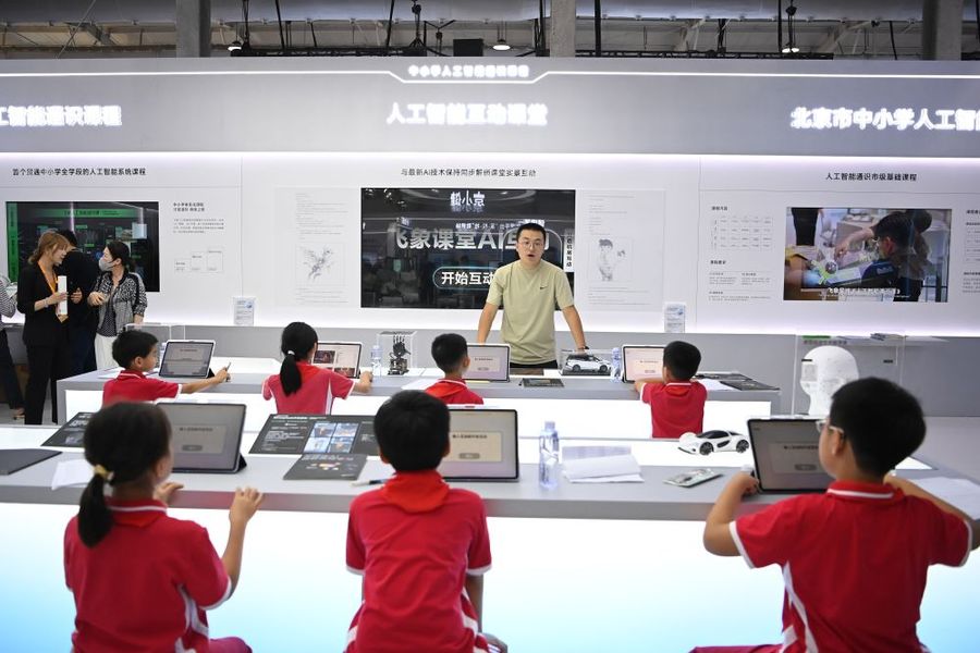 La Cina accelera sul digitale e introduce l’IA nelle scuole La Cina accelera sul digitale e introduce l’IA nelle scuole