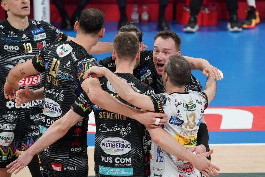 Volley, Perugia campione d’Italia Lube battuta 3-0 in finale Volley, Perugia campione d’Italia Lube battuta 3-0 in finale