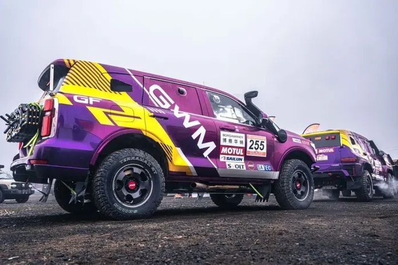 Pilota italiana affronta il Taklimakan Rally su un NEV cinese Pilota italiana affronta il Taklimakan Rally su un NEV cinese