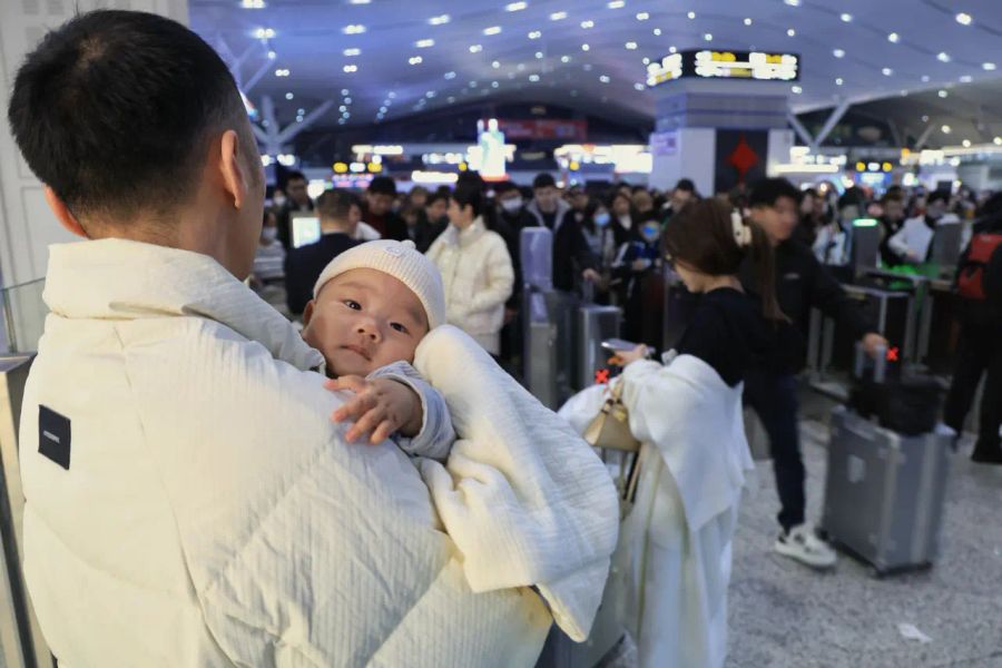 Cina, stanziati 99,9 mld di yuan per sussidi all’infanzia per il 2026