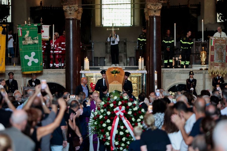 Don Mazzi, a Milano l’addio tra applausi e commozione Don Mazzi, a Milano l’addio tra applausi e commozione