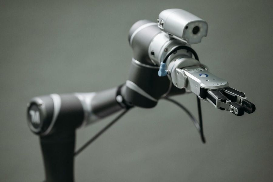 Da Block ad Amazon, l’onda dell’AI ridisegna il lavoro: oltre 120mila posti tagliati nel tech nel 2025