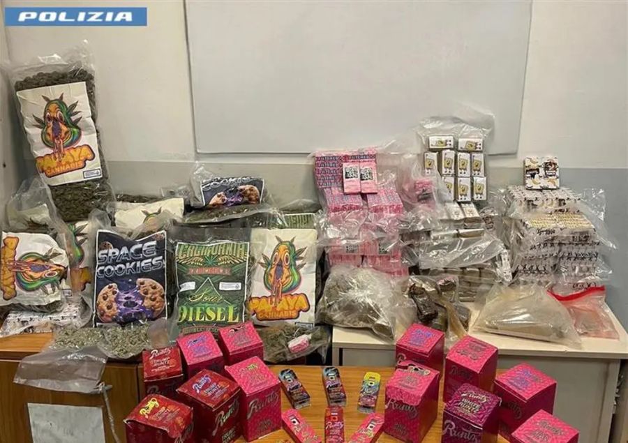 Emporio della droga in casa a Roma, sequestrati 40 Kg stupefacenti e 50 mila euro Emporio della droga in casa a Roma, sequestrati 40 Kg stupefacenti e 50 mila euro