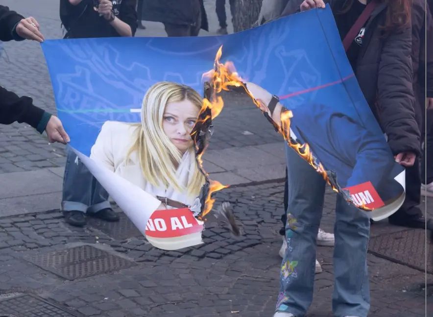 Corteo a Roma, bruciate immagini con Meloni e Nordio Corteo a Roma, bruciate immagini con Meloni e Nordio