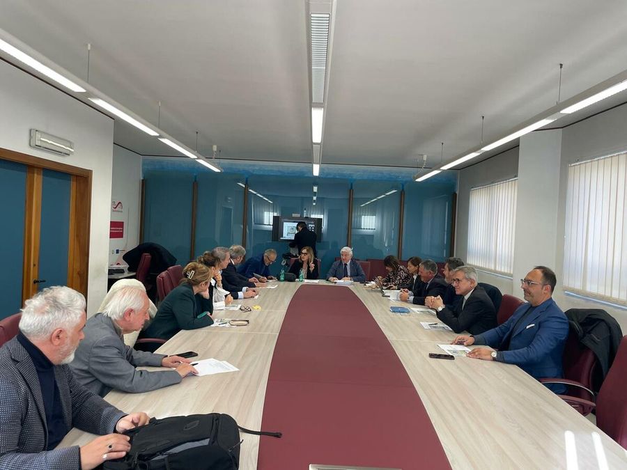 La Regione propone una pausa nei progetti Eni e Shell per rivedere strategia e occupazione