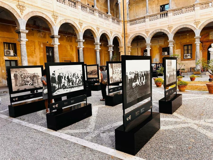 Palermo 125, la storia rosanero diventa mostra: nel chiostro della Biblioteca regionale un viaggio tra calcio e memoria collettiva Palermo 125, la storia rosanero diventa mostra: nel chiostro della Biblioteca regionale un viaggio tra calcio e memoria collettiva
