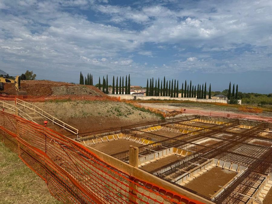 Campofelice di Roccella, dopo 70 anni nasce una nuova scuola: posata la prima pietra con la “teca del tempo” Campofelice di Roccella, dopo 70 anni nasce una nuova scuola: posata la prima pietra con la “teca del tempo”