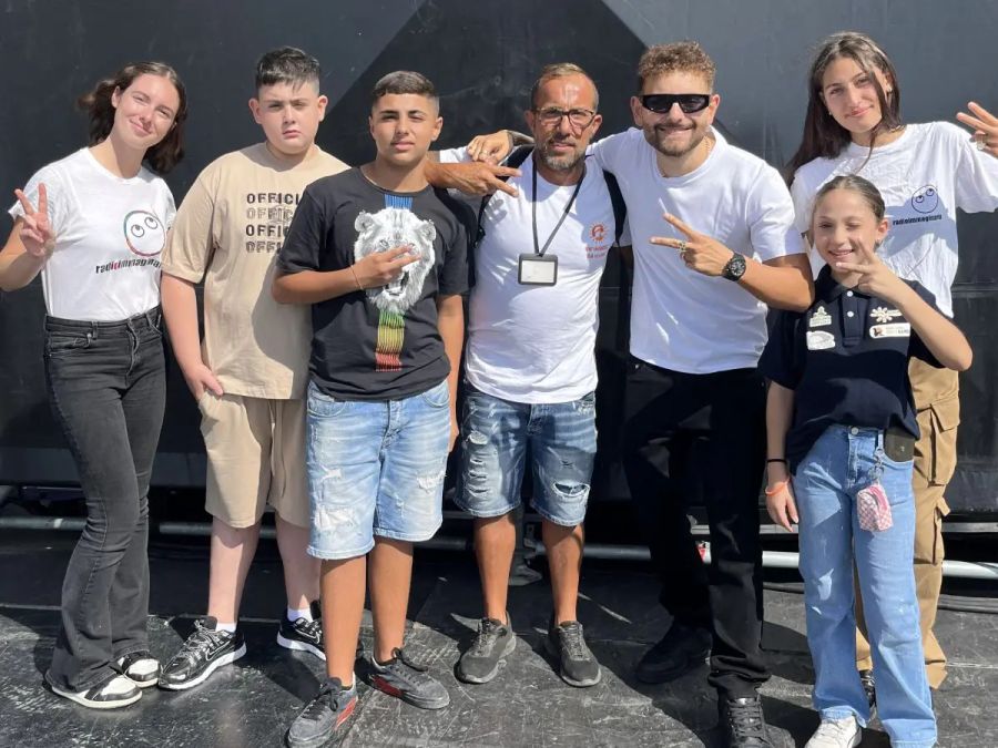 Caivano, scuola inizia con racconti radio da pulmino bruciato da camorra Caivano, scuola inizia con racconti radio da pulmino bruciato da camorra