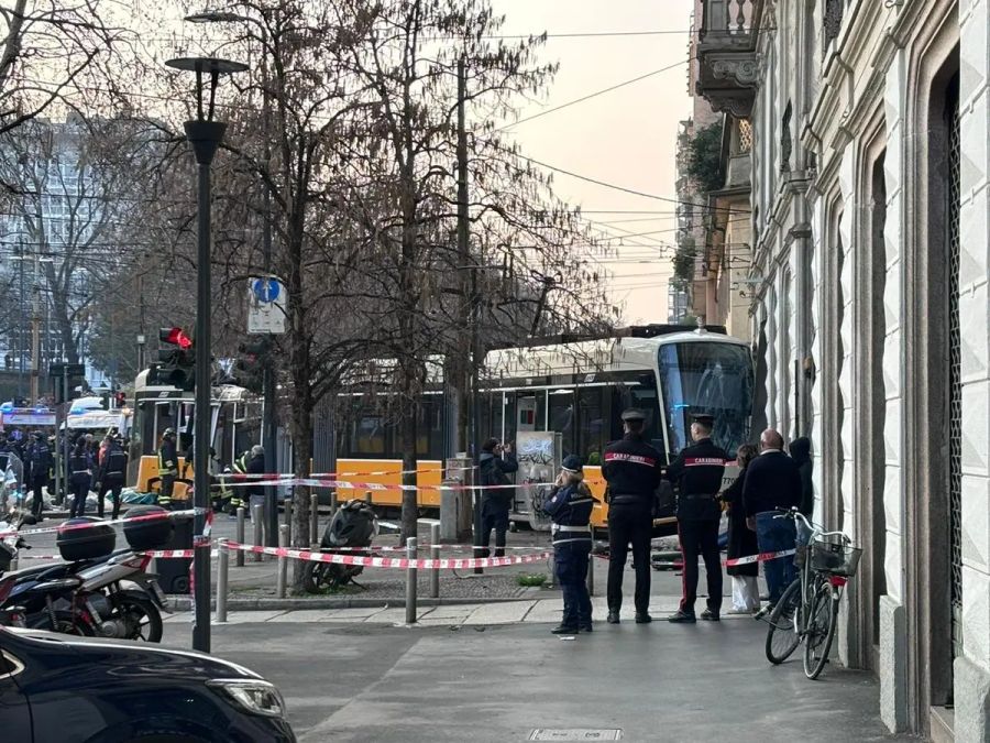 Tram deragliato a Milano, si aggrava bilancio un morto e una quarantina di feriti Tram deragliato a Milano, si aggrava bilancio un morto e una quarantina di feriti