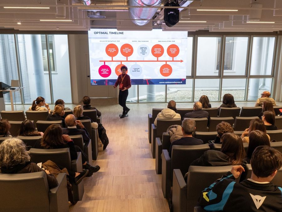 Studiare all'estero conviene: l'83% trova lavoro prima della laurea. A Torino il boom della Fiera internazionale