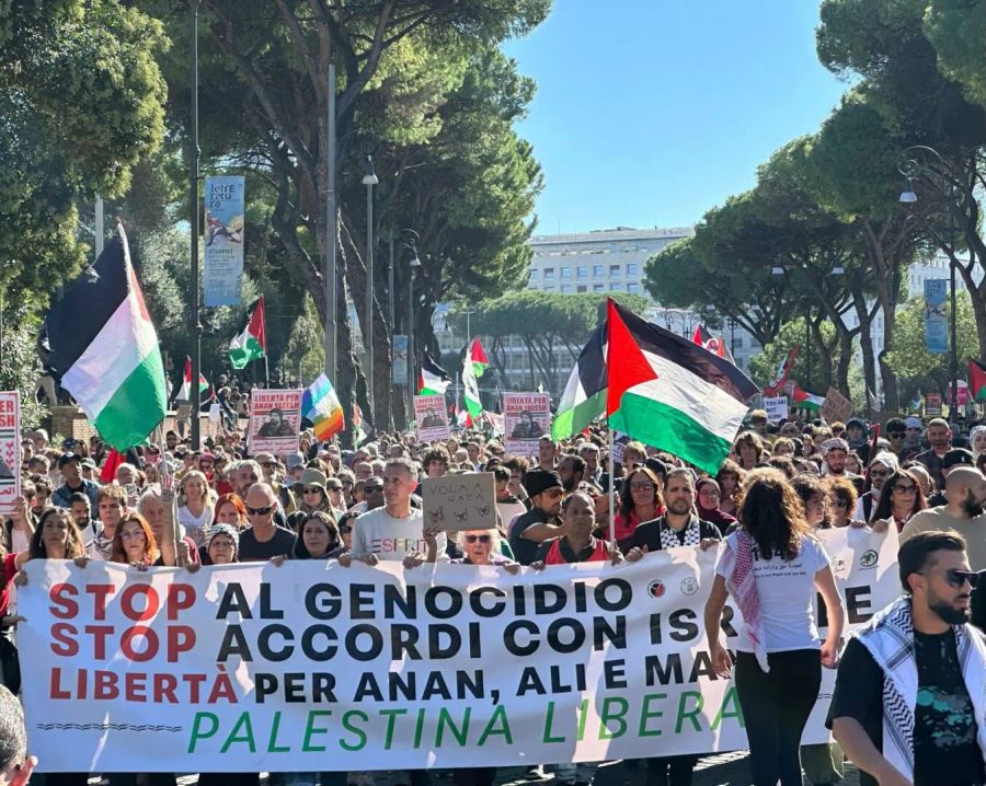 Migliaia di persone in corteo a Roma per Gaza Migliaia di persone in corteo a Roma per Gaza