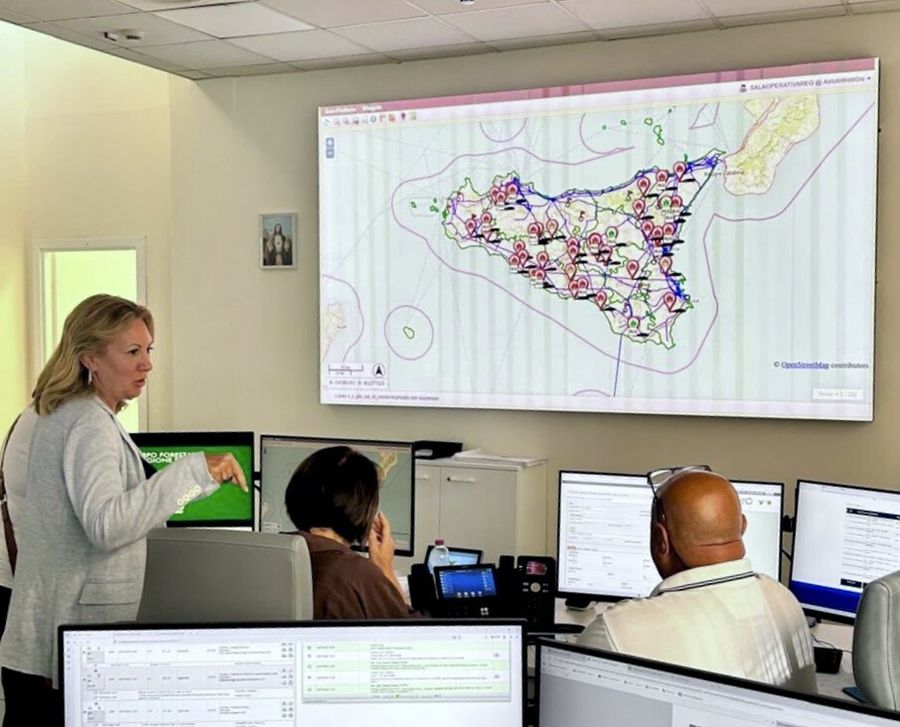Incendi in Sicilia, l’assessore Savarino visita la Sala operativa: “Grazie agli eroi del fuoco. Con le nuove leggi e le telecamere, i piromani non avranno scampo” Incendi in Sicilia, l’assessore Savarino visita la Sala operativa: “Grazie agli eroi del fuoco. Con le nuove leggi e le telecamere, i piromani non avranno scampo”